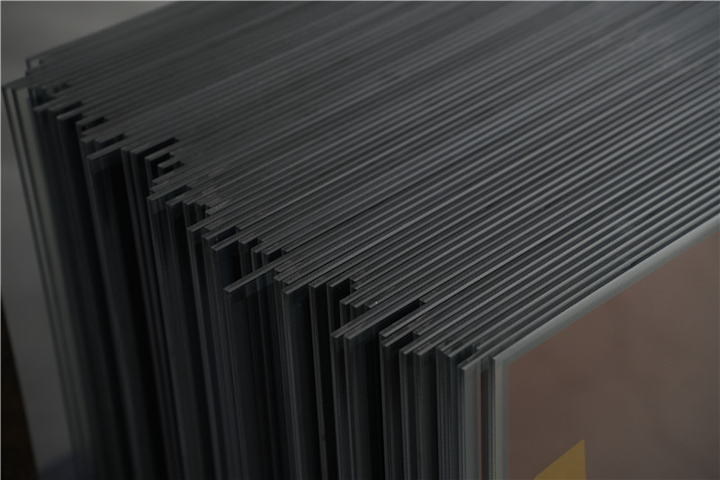 鋼化玻璃爆裂的原因可以有多種，以下是一些可能的原因